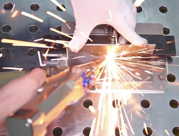 激光焊接机焊接时火苗减弱怎么办？