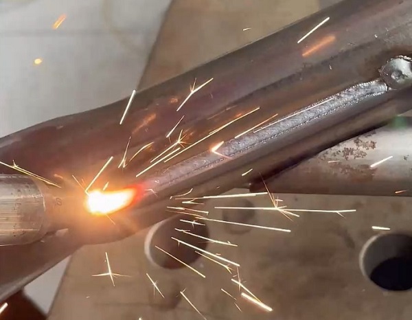 激光焊接机用交流电还是直流电？