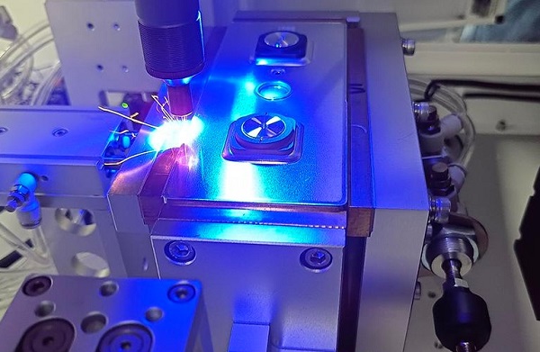 锂电池激光焊接机如何保证焊接效果的一致性和稳定性？