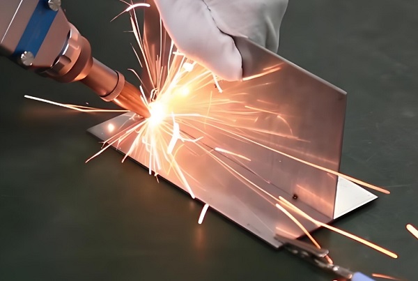 光纤激光焊接机是由哪些配件组成的？