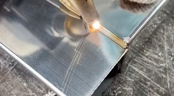 手持激光焊接机激光头达到多少度算异常？