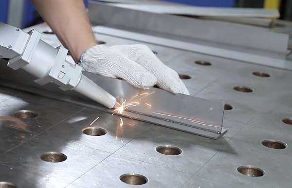 一台1000W手持激光焊接机多少钱? 一台1000W手持激光焊接机多少钱?