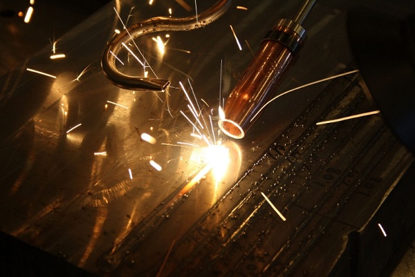 激光焊接机的激光输出稳定性受哪些因素影响？