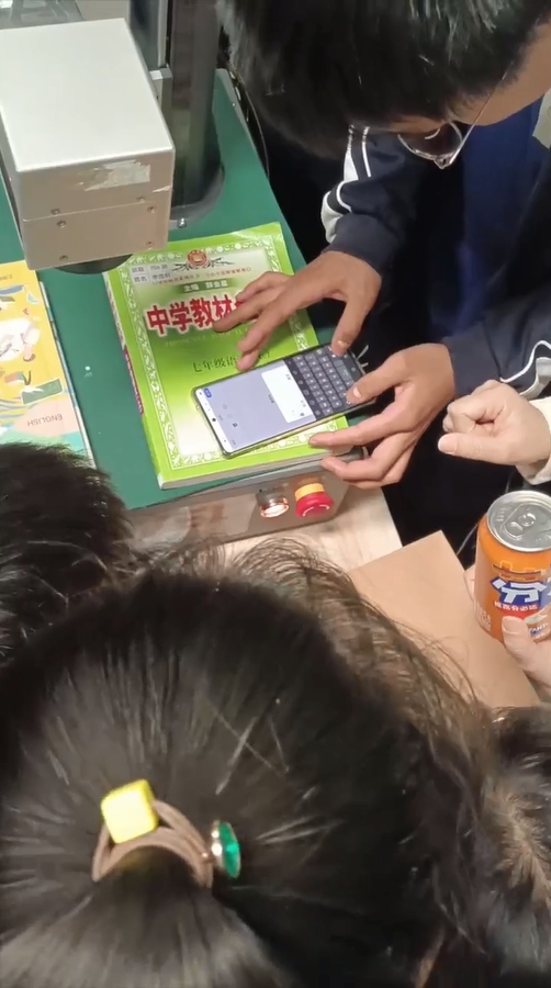 小朋友操作桌面式激光打标机 小朋友操作桌面式激光打标机