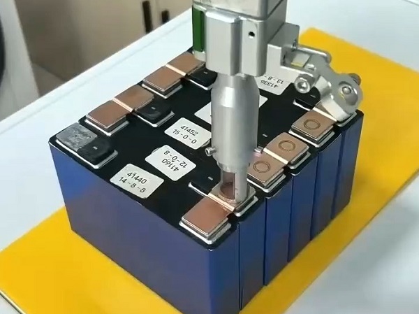 手持式锂电池激光焊接