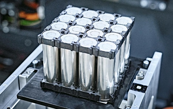 激光焊接机在焊接锂电池时，如何防止电解液泄漏引发安全问题？